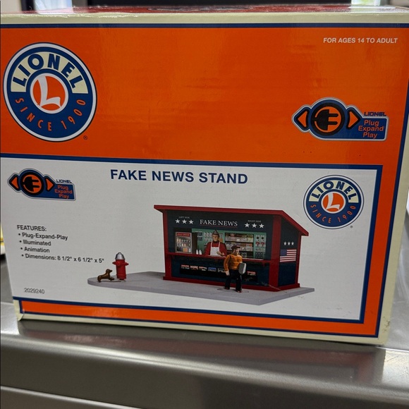 Lionel Fake News Stand Model